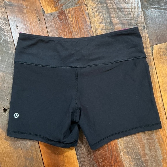 Lululemon Reverse Groove Shorts Size 6 Black Raspberry Waistband - Picture 10 of 15